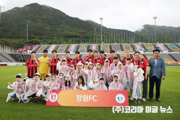 창원FC, 수중전에도 600여 시민 함께 ‘불모산 더비’ 관람&nbsp; &nbsp;(사진/제공=창원특례시)