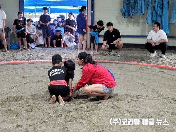 거제시청씨름단, 찾아가는 민속씨름 교실 진행&nbsp; (사진/제공=거제시)