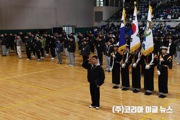 지난 13일 오후 해군사관학교 이인호관에서 거행된 '제83기 사관생도 가입학식'에서 예비사관생도들이 임석상관께 대한 경례를 하고 있다.