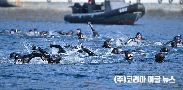 해군 해난구조전대 심해잠수사들이 1월 17일 진해 군항에서 혹한기 내한훈련을 실시하고 있는 가운데 바다 수영을 하고 있다.&nbsp; (사진/제공=해군)