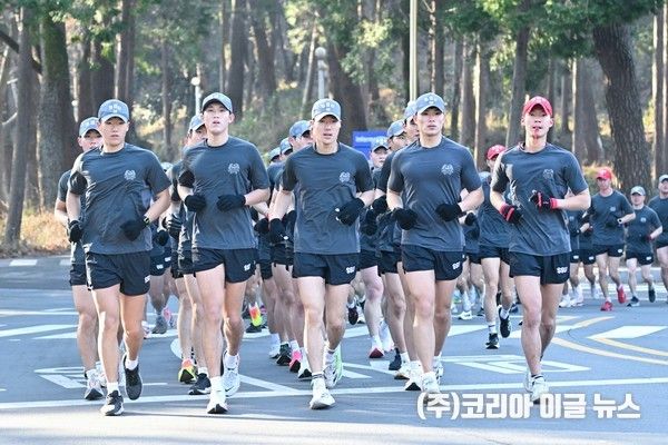 해군 해난구조전대 심해잠수사들이 1월 17일 진해 군항에서 혹한기 내한훈련을 실시하고 있는 가운데 단체 달리기를 하고 있다.&nbsp; (사진/제공=해군)