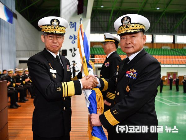 6일, 해군교육사령부 호국관에서 열린 제15대,16대 기초군사교육단장 이취임식에서 제16대 기초군사교육단장으로 취임한 김광민 준장(진,오른쪽)이&nbsp;해군교육사령관 강정호 중장(왼쪽)으로부터 부대기를&nbsp;수여받고 있다.&nbsp; (사진/제공=해군)