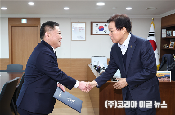 구대윤(왼쪽) 경남장애인체육회 신임 사무처장이 박완수 도지사에게 임용장을 받고 있다.&nbsp; (사진/제공=경남장애인체육회)