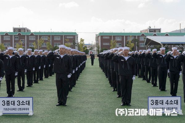 해군교육사령부는 17일(금), 기초군사교육단 연병장에서 해군병 717기 수료식을 개최해 544명의 정예 해군병을 배출했다. &nbsp;사진은 훈련병들이 경례하는 모습&nbsp; (사진/제공=&nbsp;정훈실 하사 홍성민)