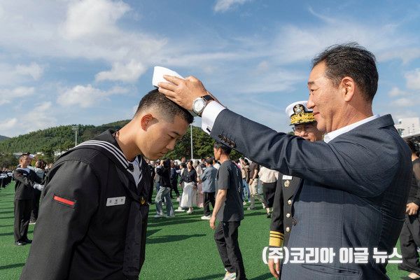 해군교육사령부는 10월 17일(금), 기초군사교육단 연병장에서 해군병 717기 수료식을 개최해 544명의 정예 해군병을 배출했다. &nbsp;사진은 훈련병 가족이 훈련병에게 정모를 수여하고 있는 모습&nbsp;&nbsp; (사진/제공=&nbsp;정훈실 하사 홍성민)