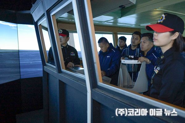 22일, 필리핀해군 라자술라이만함 승조원들이 실제 함정과 유사한 모의장비가 설치된 해군교육사 조함훈련장에서 조함실습을 하고 있다.&nbsp; &nbsp;&nbsp;(사진/제공=정훈실 하사 홍성민)
