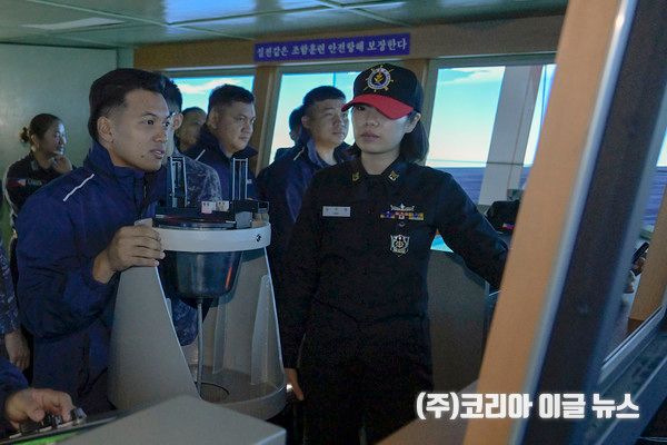 22일, 필리핀해군 라자술라이만함 승조원들이 실제 함정과 유사한 모의장비가 설치된 해군교육사 조함훈련장에서 조함실습을 하고 있다.&nbsp; &nbsp;(사진/제공=정훈실 하사 홍성민)