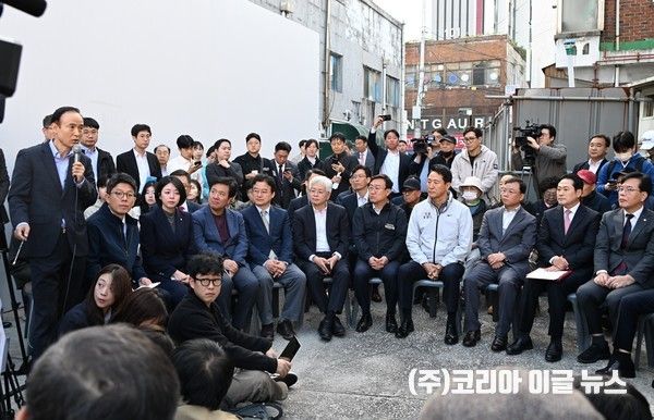 오세훈 서울시장은 24일(금) 오전 국민의힘 지도부와 ‘노원구 상계5 재정비촉진구역’을 방문해 주민들과 의견을 나누고 있다. (사진/제공=서울시)