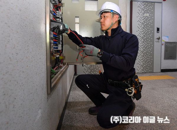 해군 기초군사교육단 야전교육훈련대대 장병들이 27일 창원소재 장애인복지시설에서 시설 안전을 위해&nbsp;전기배선을 점검하고 있다.&nbsp;&nbsp;&nbsp; (사진/제공=&nbsp;정훈과 하사 고명규)