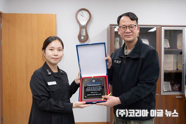 &nbsp;해군교육사령부 의무대대가 '25년 의무대급 의료관리평가에서 최우수 의무부대로 선발되어 11월 11일 해군본부 의무실장으로부터 우수패를 수여받았다. / 사진은 우수패를 수여하고 있는 모습.(왼쪽 교육사 의무대대 간호과장 진하은 대위, 오른쪽 해군본부 의무실장 대령 김강한)&nbsp; (사진/제공=해군)