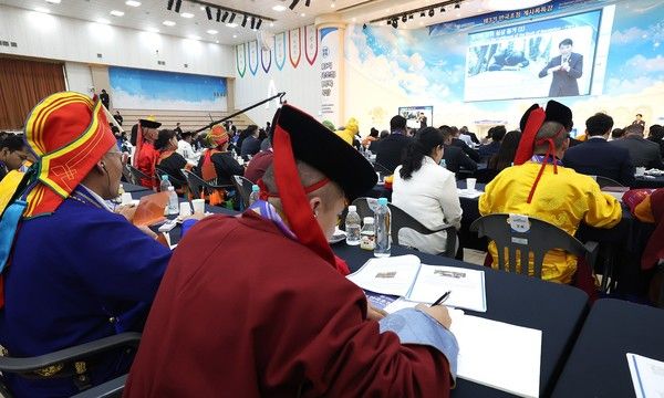 지난 10월 30일 청주에서 열린 '제3기 만국초청 계시록특강'에 참석한 종교지도자들이 신천지예수교회 이지연 총회 교육부장의 계시록 강의를 들으며 필기하고 있다.&nbsp;&nbsp;&nbsp;[사진 제공 = 신천지예수교회]​​​​​​​