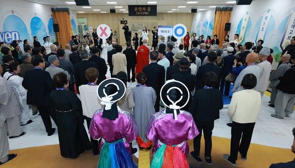 지난 10월 30일 청주에서 열린 '제3기 만국초청 계시록특강'에서 참석자들이 말씀체험 프로그램 'OX 퀴즈'를 하고 있다.&nbsp; &nbsp;&nbsp;&nbsp;&nbsp;[사진 제공 = 신천지예수교회]​​​​​​​