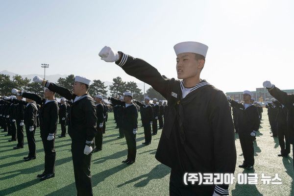&nbsp;해군교육사령부는 11월 14일, 기초군사교육단 연병장에서 해군병 718기 수료식을 개최해 319명의 정예해군병을 배출했다. 훈련병들이 구호를 외치는 모습.&nbsp; &nbsp;&nbsp; (사진/제공=정훈실 하사 홍성민)​​​​​​​