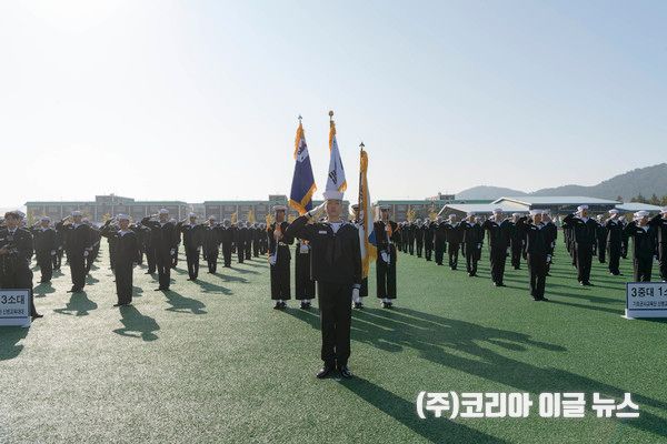 &nbsp;해군교육사령부는 11월 14일, 기초군사교육단 연병장에서 해군병 718기 수료식을 개최해 319명의 정예해군병을 배출했다. 훈련병들이 경례를 하는 모습.&nbsp; &nbsp; (사진/제공=정훈실 하사 홍성민)