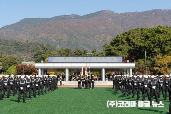 &nbsp;해군교육사령부는 11월 14일, 기초군사교육단 연병장에서 해군병 718기 수료식을 개최해 319명의 정예해군병을 배출했다. 훈련병들이 정렬해있는 모습.&nbsp; &nbsp; &nbsp;&nbsp; (사진/제공=정훈실 하사 홍성민)