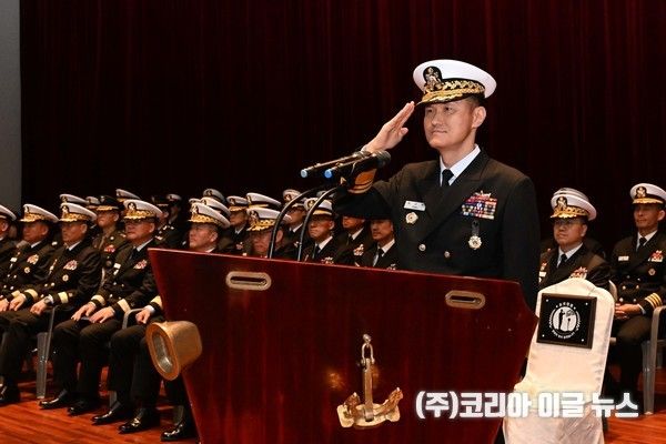 &nbsp;11월 18일(화) 진행된 제62대 해군사관학교장 취임식에서 신임 교장(중장 박규백)이 사관생도 및 교직원들에게 경례를 받고 있다.&nbsp;&nbsp; (사진/제공=해군사관학교)