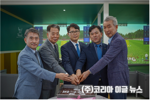 새진해새마을금고는 지난 7월 10일(목), 실내파크골프 개장식 행사를 실시하고 기념떡 케익을 커팅하고 있다.&nbsp; (왼쪽부터 새진해새마을금고 김기태이사, 남창원새마을금고이사장 정성교, 새마을금고중앙회 울산경남본부장 김선곤, 새진해새마을금고이사장 석인택, 진해새마을금고이사장 김창일)