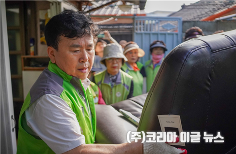 지난 9월 3일(수) 2025년 MG희망나눔 사랑의 집수리 사업을 진행하며, 새진해새마을금고 석인택 이사장이 짐을 옮기고 있다.&nbsp; &nbsp;(촬영=계장 김정우)