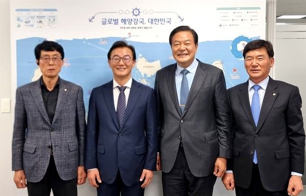 왼쪽부터 손원실 부견수협조합장, 전재수 해수부장관, 황기철 위원장, 김일용 진해수협 조합장이 면담을 하고 사진을 찍고 있다.&nbsp; (사진/제공=진해수협)