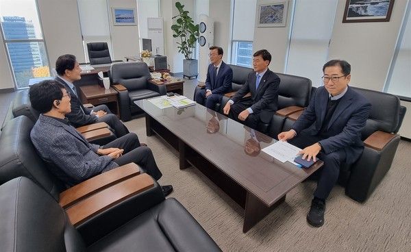 황기철 더불어민주당 진해지역위원장은 지난 21일 김일용 진해수협 조합장, 손원실 부경신항수협 조합장과 함께 전재수 해양수산부 장관을 만나&nbsp;진해 어민 등 현안을 건의했다.&nbsp; (사진/제공=진해수협)