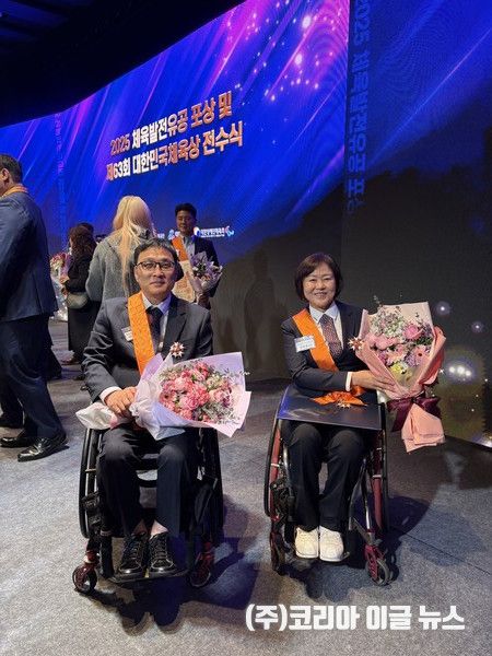 (좌) 주영대 선수, (우) 강외정 선수&nbsp;&nbsp;체육훈장 청룡장 수훈 (사진/제공=경상남도장애인체육회)