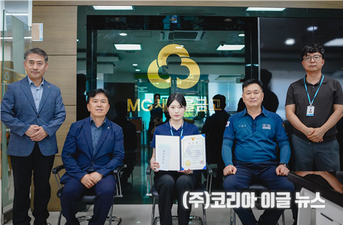 이유빈 계장이 보이스피싱 피해를 예방한 공로로 진해경찰서장 감사장을 수여받았다.&nbsp; (왼쪽부터 상근이사 김기태, 이사장 석인택, 계장 이유빈, 경화동파출소장 이외희, 실무책임자 이수금) 