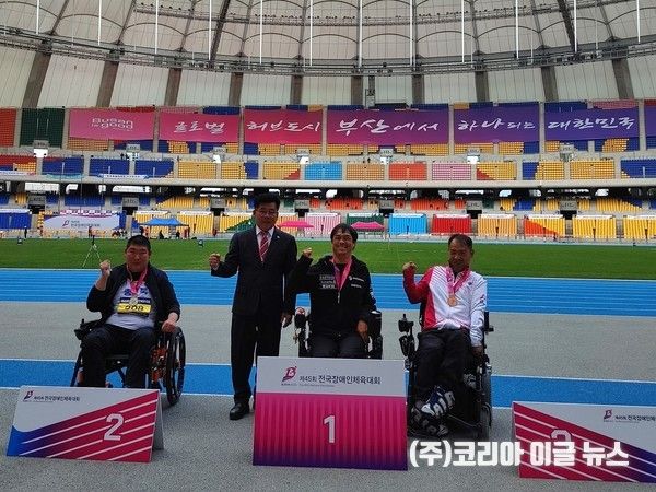 육상 원반던지기 F32(선수부) 강외택(삼성창원병원)/ 왼쪽에서 3번째 [3관왕]&nbsp; (사진/제공=경상남도장애인체육회)