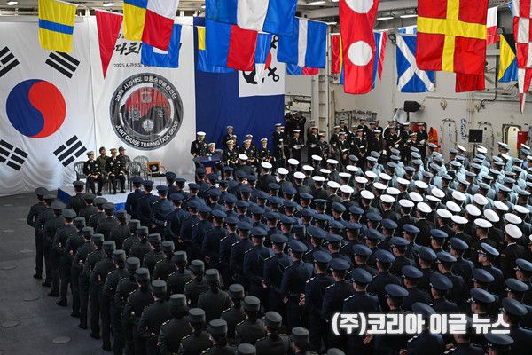 11월 5일 진해 군항에서 열린 합동순항훈련전단 환송식에서 합동순항훈련전단이 작전사령관께 대한 훈련 신고를 하고 있다.&nbsp;&nbsp;&nbsp; (사진/제공=해군)