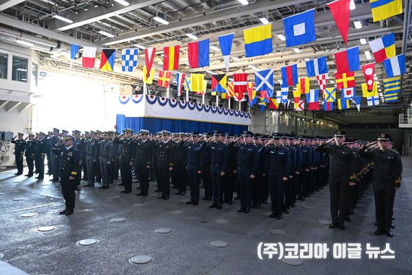 11월 5일 진해 군항에서 열린 합동순항훈련전단 환송식에서 해, 육, 공, 간사 2학년 사관생도들이 작전사령관께 대한 경례를 하고 있다.&nbsp; (사진/제공=해군)