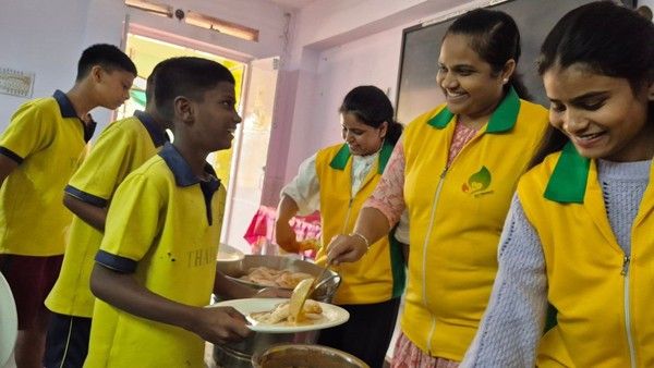신천지 부산야고보지파 인도 벵갈루루교회의 116기 수료생과 성도들이 수료기념 특별봉사 차원에서 지역에 있는 보육원을 찾아 아침을 제공하고 있다.&nbsp;&nbsp;&nbsp; &nbsp;[사진 제공 = 신천지예수교회]