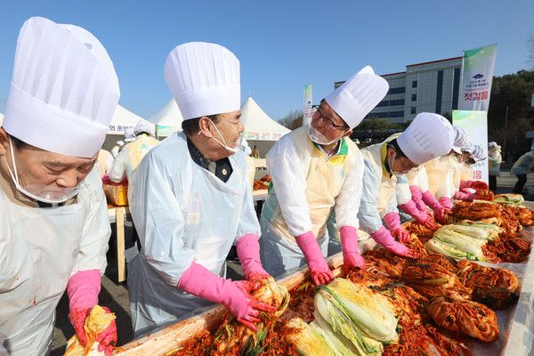 지난 11월 29일 신천지 빌립지파 춘천교회의 116기 수료생들과 국가유공자들이 함께 김장봉사를 하고 있다.&nbsp;&nbsp;&nbsp; &nbsp;[사진 제공 = 신천지예수교회]