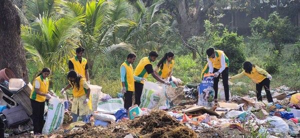 신천지 베드로지파 콜롬비아교회의 116기 수료생과 성도들이 수료기념 특별봉사 차원에서 페루리마 지역의 미라플로렌스 해변 쓰레기를 수거하고 있다.&nbsp; &nbsp;[사진 제공 = 신천지예수교회]