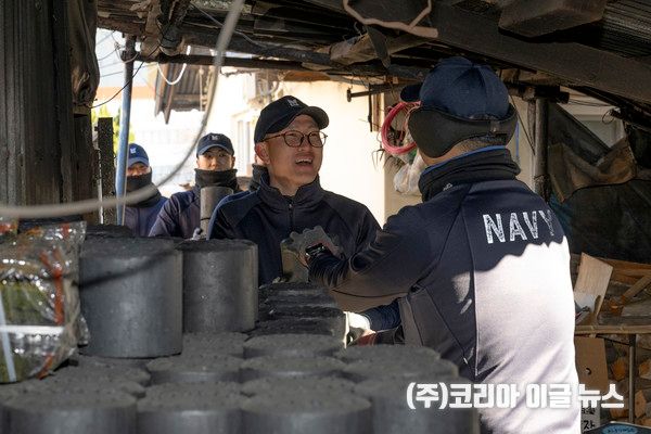 교육사 기행교 손상통제학과 교관 및 초급반 교육생 20여 명이 국가기술자격검정 감독관 수당을 기부해 마련한 연탄 400장을 독거노인 가정에 배달하고 있다.&nbsp; (사진/제공=해군)