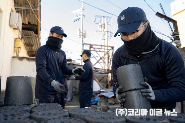 교육사 기행교 손상통제학과 교관 및 초급반 교육생 20여 명이 국가기술자격검정 감독관 수당을 기부해 마련한 연탄 400장을 독거노인 가정에 배달하고 있다.&nbsp; (사진/제공=해군)