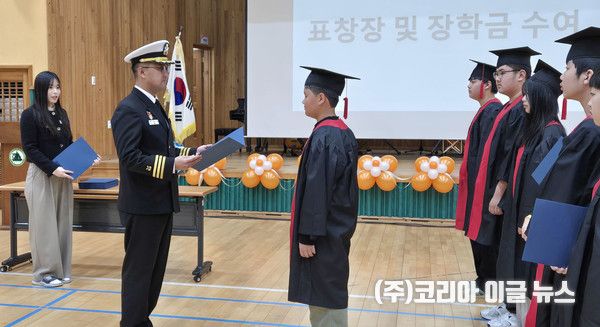 한산도함에서 한산초중학교를 방문해 장학금을 증여했다. (사진/제공=해군)