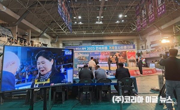 지난 2023 민속씨름 거제장사씨름대회에서 대한씨름협회 황경수회장이 거제씨름협회 정은림부회당에게 공로패를 수여하고 있다. (사진/제공=거제시체육회)