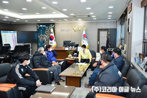 지난 2022년1월, 울산현대축구단이 거제시청을 방문해 변광용 전 시장과 거제전지훈련 격려 간담회를 가졌다.(사진왼쪽 홍명보 감독) (사진/제공=거제시 체육회)