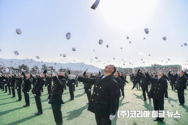 해군병 710기 수병들이 수료식을 마치고 수료를 축하하고 있다. (사진/제공=해군)