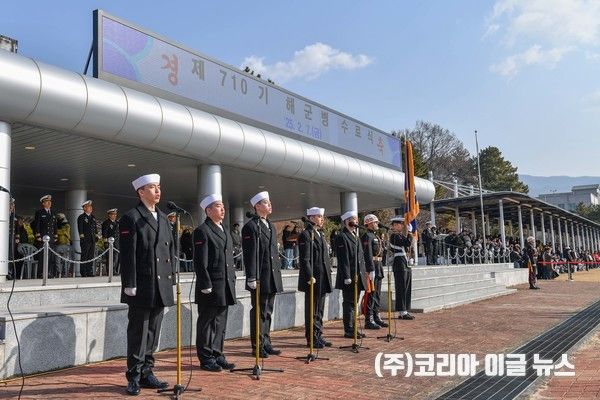 해군병 710기 수료식에서 국가유공자 후손들이 애국가를 제창하고 있다. (사진/제공=해군)