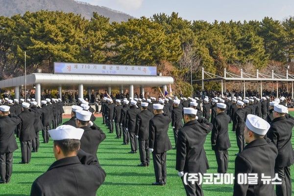 기군단 연병장에서 해군병 710기 수료식이 진행중이다. (제공=해군)