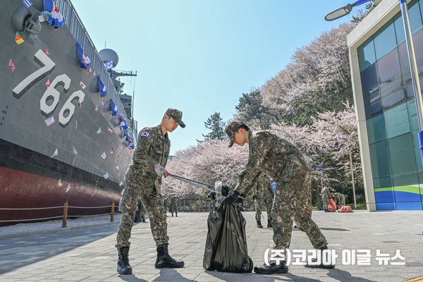 기관학부 교관 및 교육생들이 해양공원을 방문해 환경정화활동을 펼치고 있다. (사진/제공 -하사 윤승호)