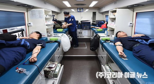 해군 진해기지사령부는 지난 4월 8일 진해해군기지 일대에서 경남혈액원과 함께 ‘사랑의 헌혈’ 행사를 진행했다. 사진은 진해기지사령부 소속 장병들이 소중한 생명 나눔을 위해 헌혈을 하고 있는 모습 (사진/제공=해군진기사)