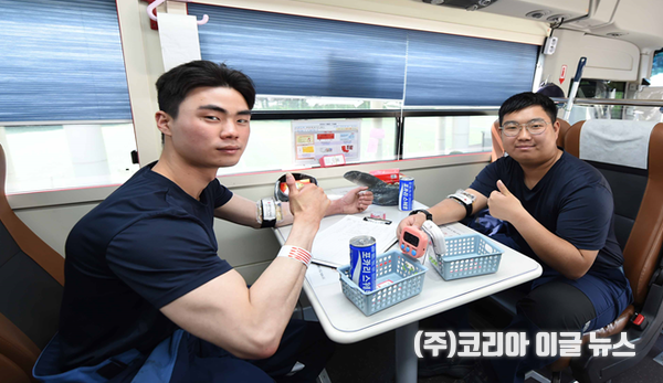 해군 진해기지사령부는 지난 4월 8일 진해해군기지 일대에서 경남혈액원과 함께 ‘사랑의 헌혈’ 행사를 진행했다. 사진은 진해기지사령부 소속 임경재 상병(왼쪽)과 임현주 상병(오른쪽)이 헌혈을 마치고 휴식하며 기념촬영을 하는 모습&nbsp; (사진/제공=해군)