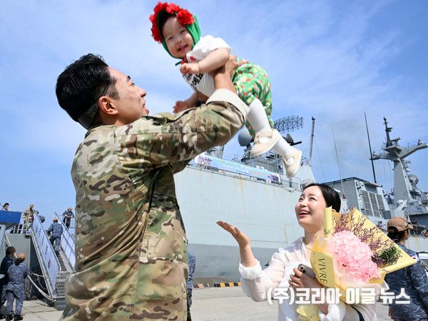 청해부대 44진 강감찬함(DDH-II) 장병들이 13일 진해해군기지에서 파병 임무를 마치고 복귀해 가족들의 축하를 받고 있다.&nbsp; (사진/제공=해군)