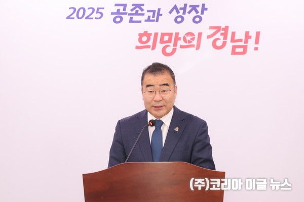 경상남도 박일동 문화체육국장이 15일 오전 도청 프레스센터에서 브리핑을 하고 있다.&nbsp; (사진/제공=경상남도)