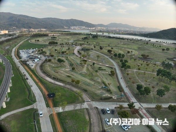 양산시는 황산파크골프장의 36홀을 정비하고, 흙먼지털이기 및 안내 간판을 추가 설치하는 등 대대적인 시설 개선 작업을 완료했다. (사진/제공=양산 시청)