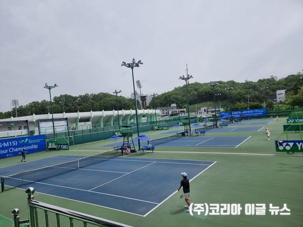 &nbsp;'2025 ITF 안동국제남여테니스투어대회'가 5월 18일부터 25일까지 안동시민운동장 테니스장에서 열리고 있으며, 이 대회는 안동오픈이 국제대회로 승격된 첫 해를 맞아 새로운 장을 열고 있다. 이번 대회는 국제테니스연맹(ITF)과 대한테니스협회가 공동 주최하고, 안동시테니스협회가 주관하는 공식적인 국제대회다.(사진/제공=안동 시청)