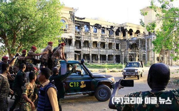 수단의 임시주권위원회 위원장인 압델 파타 알-부르한 장군이 지난 20일 카밀 이드리스를 새 총리로 임명했다고 밝혔다.