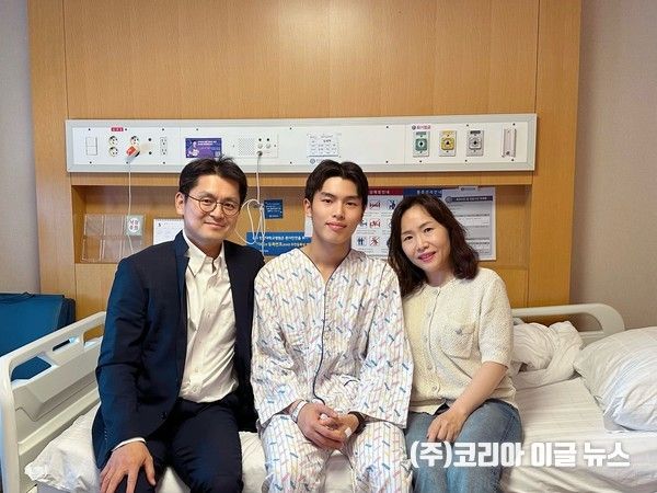 해군교육사령부 전투병과학교 정세혁 일병이 생명의 소중함을 깨닫게 해준 가족과 함께 촬영하는 모습 (사진/제공=해군)