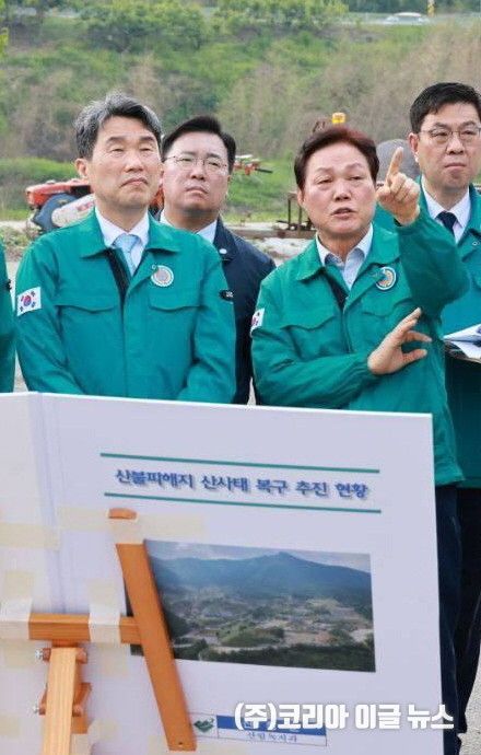 경상남도(도지사 박완수)가 27일 산청군을 찾아 대통령 권한대행(부총리 겸 교육부 장관) 이주호 장관과 함께 산불 피해를 입은 이재민들을 위로하고 복구 상황을 점검했다.(사진/제공=경남 도청)